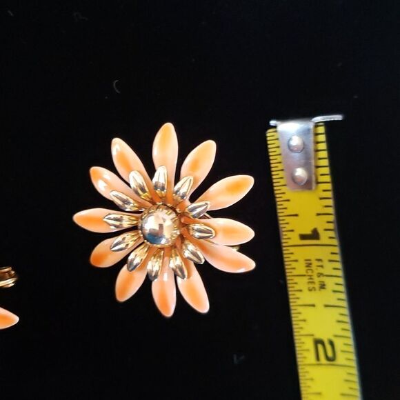 Beautiful Vintage Signed Sarah Coventry Orange Daisy Clip Earrings - Picture 8 of 8